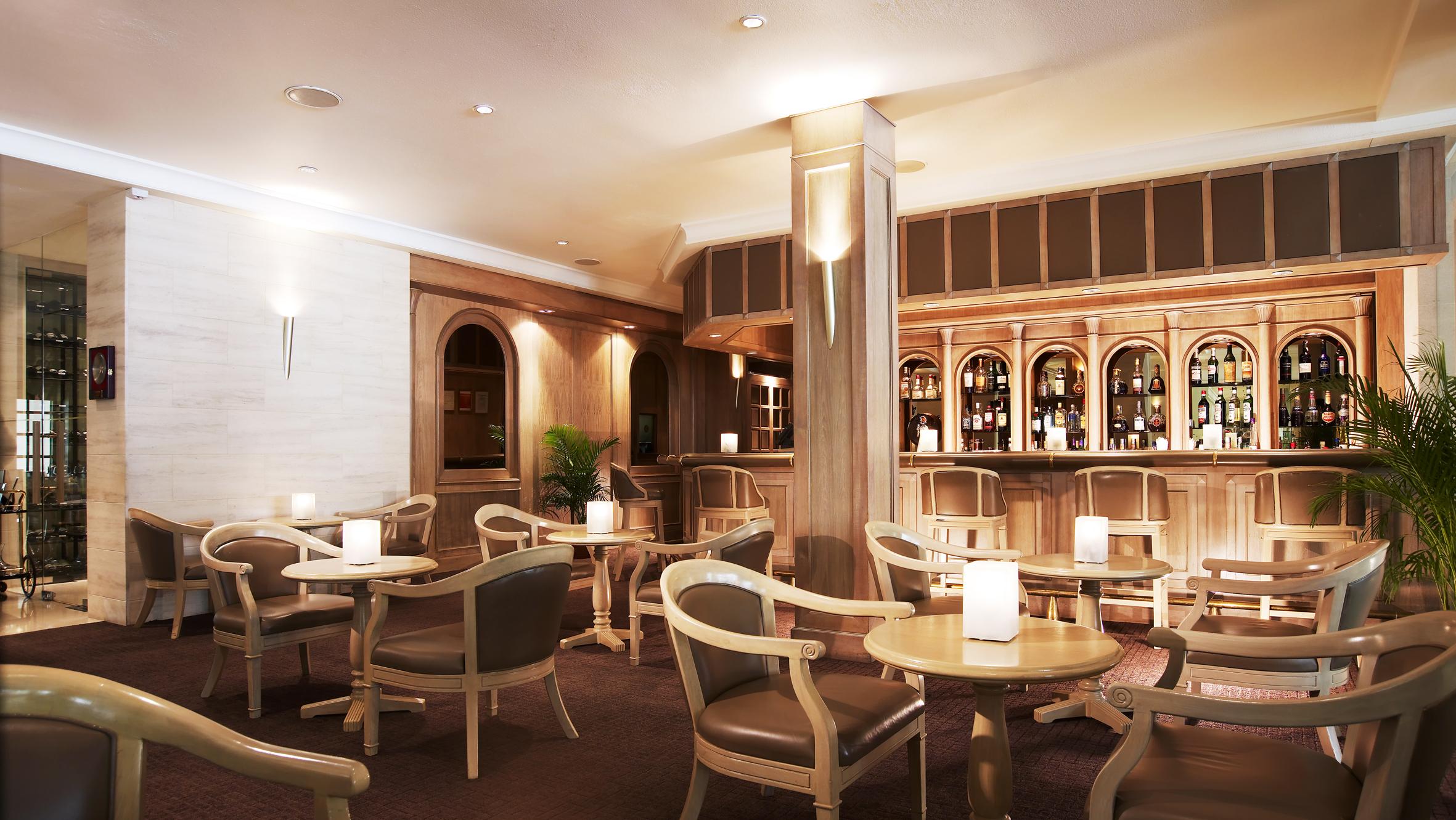 굿우드 파크 호텔 싱가포르 레스토랑 사진 The bar at the Royal Opera House, London