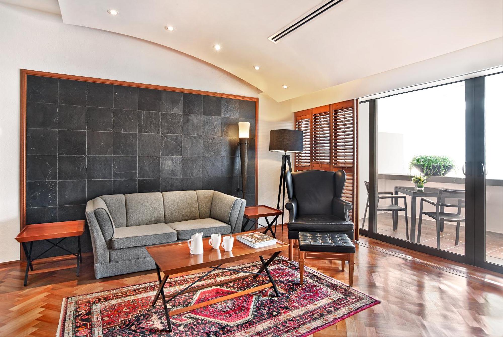 굿우드 파크 호텔 싱가포르 객실 사진 A living room with a carpet